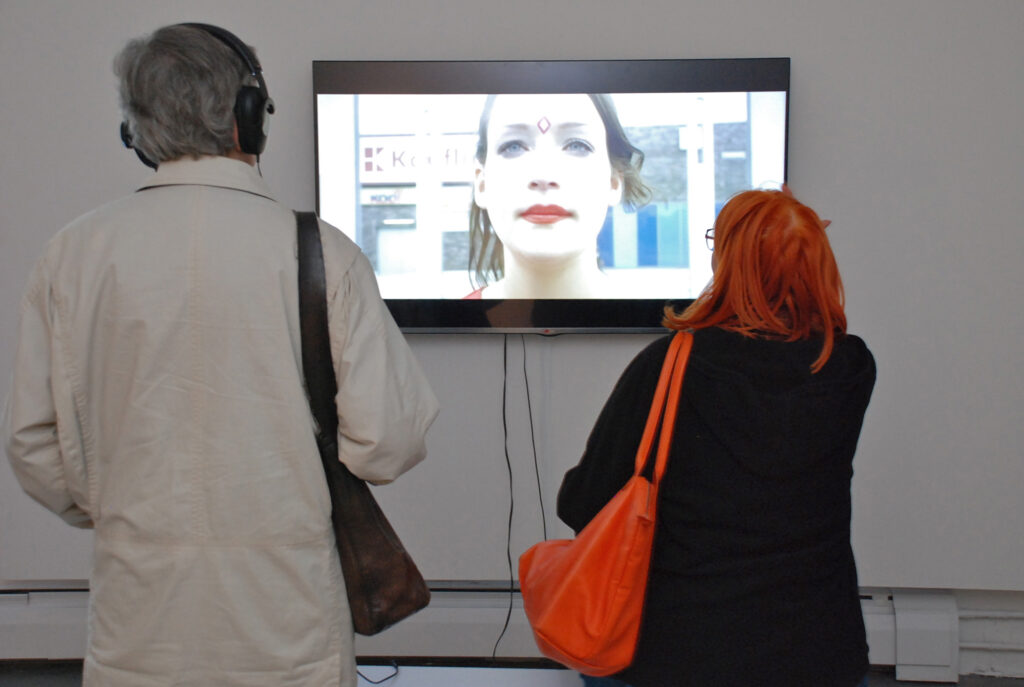 Esther-Donatz_Zero-Gravity-Vernissage-Nadja-Verena-Marcin-2